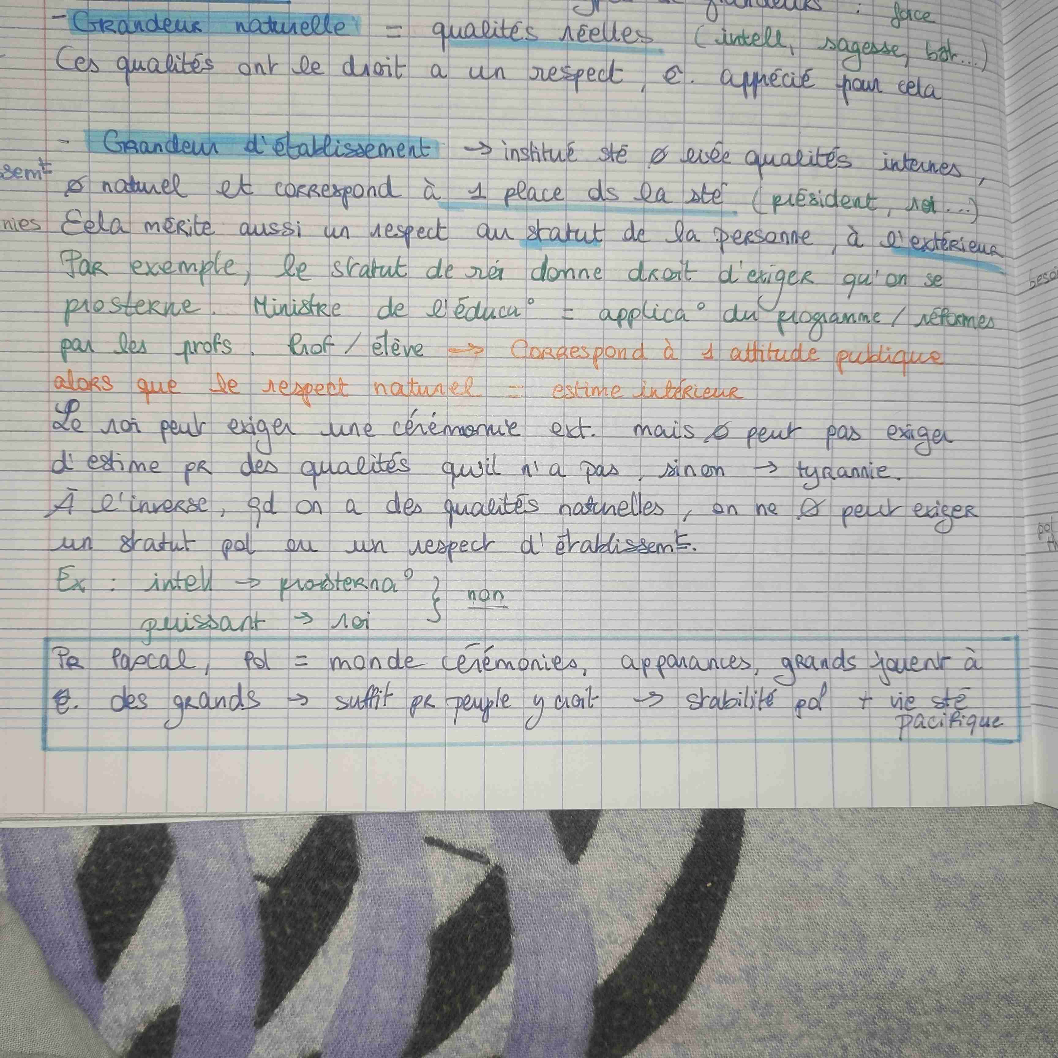 <p>• <u><mark data-color="blue">1er discours</mark></u> : pol Ø fondée sur qualités de <span data-name="female" data-type="emoji">♀</span> ni rationnel, relève imaginaire + erreur + ignorance du peuple. l'autorité Ø justifiée (roi perdu/naufragé) simplement besoin de qq' "imposteur". <br>-<strong><span style="color: blue"> double pensée</span></strong> : roi qui joue son rôle et agit comme car besoin d'1 ordre <br>-<span style="color: blue"> </span><strong><span style="color: blue">pensée de derrière</span></strong><span style="color: blue"> </span>: savoir que le roi est là par erreur, Ø mérite <br><br><u>• <mark data-color="blue">2e discours :</mark></u></p><p>- <strong><span style="color: blue">grandeur naturelle </span></strong>: qualités réelles (ex : bôt, sagesse,Intel...) mérite un respect (naturel/ intérieur), ê apprécié<br>- <strong><span style="color: blue">grandeur d'établissement </span></strong>: Ø qualités inhérentes mais à 1 place dans la sté (roi, président) mérite respect (d'établiss.) du statut <span data-name="female" data-type="emoji">♀</span> de l'extérieur</p><p><span style="color: var(--color-neutral-black)">sté = comédie sociale cependant c une erreur de croire que l'on peut renverser l'ordre car nécessaire de </span><span data-name="female" data-type="emoji">♀</span><span style="color: var(--color-neutral-black)"> au pouv</span></p>
