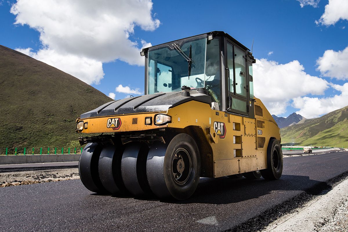 <p>Machine can feature one or two multiple rows of rollers at the front and/or rear; provides better paving by having better grip than other options, achieving a better density, and improves the look of the finished product.</p>