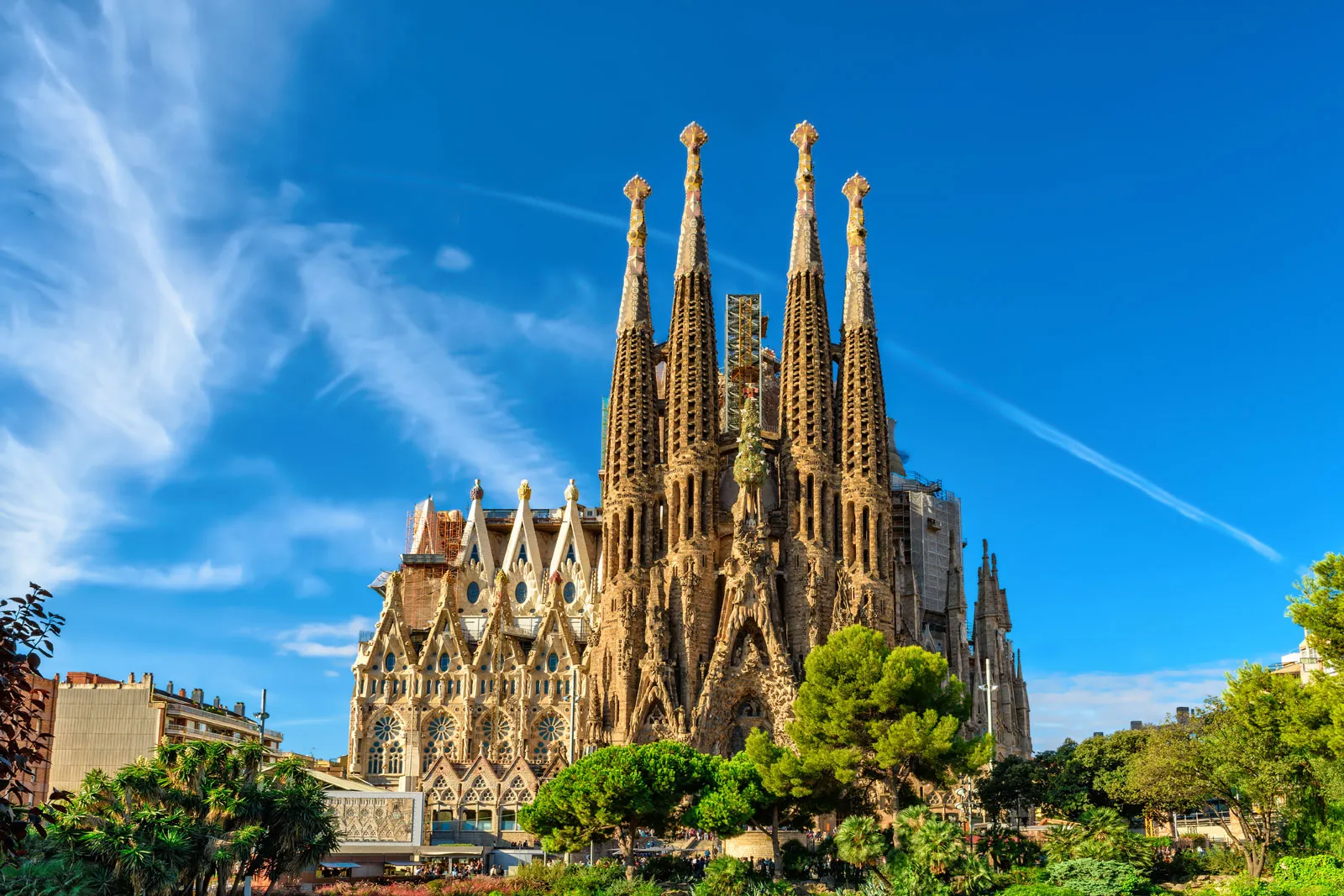 <p>Una obra maestra de Antoni Gaudí en Barcelona, conocida por su diseño gótico y modernista.</p><p class="MsoListParagraphCxSpMiddle"><span style="font-family: Gisha, sans-serif;">Obra maestra de Gaudí (Empiezó en 1882)</span></p><p class="MsoListParagraphCxSpMiddle"><span style="font-family: Gisha, sans-serif;">San José, Santa María, cristo (dedicada)</span></p>