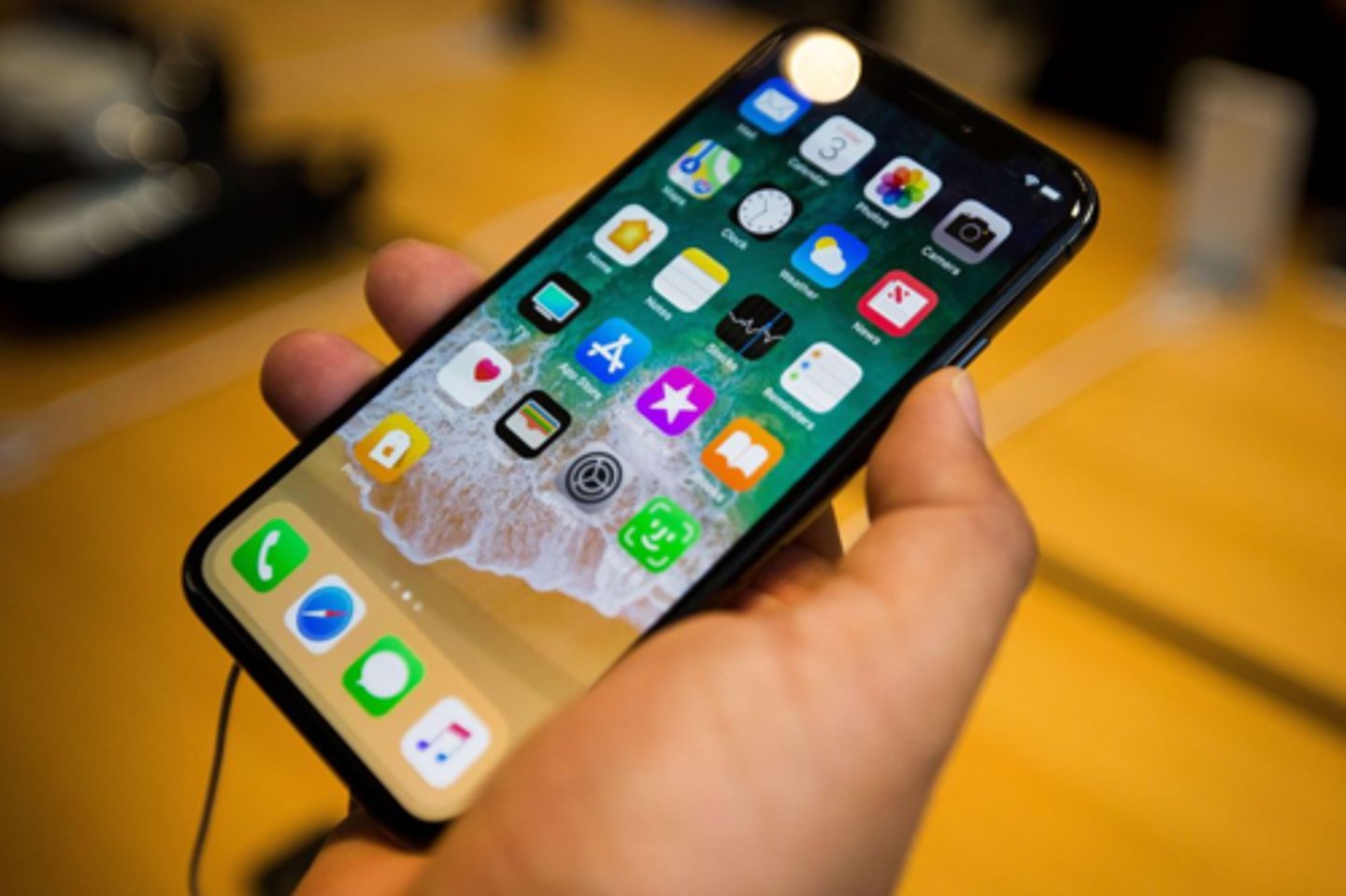 <p>shǒujī điện thoại di động 我的手機沒電了。 (Wǒ de shǒujī méi diàn le.) - Điện thoại của tôi hết pin rồi.</p>