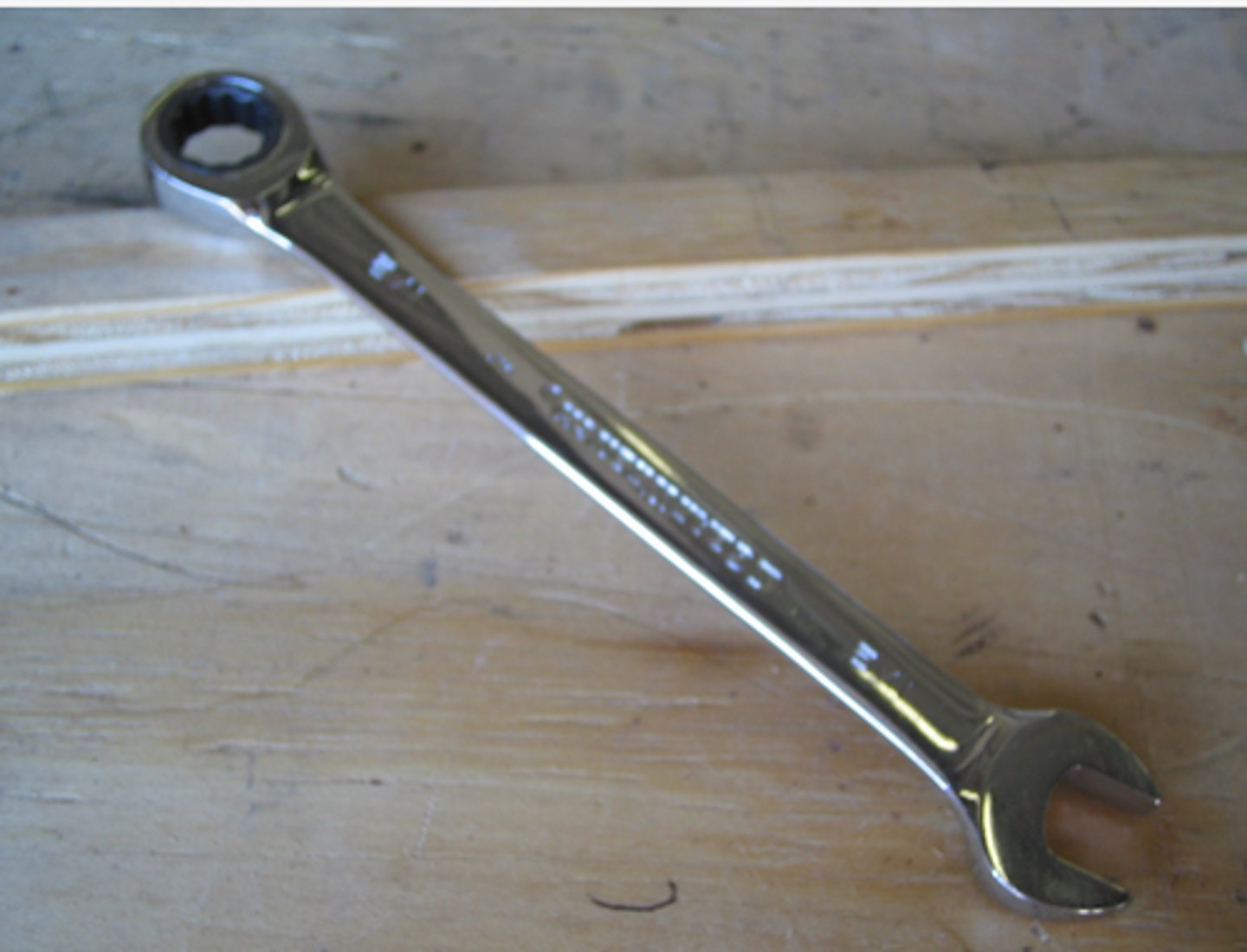 <p>Handheld tool:<br>- Used to loosen/tighten bolts</p>