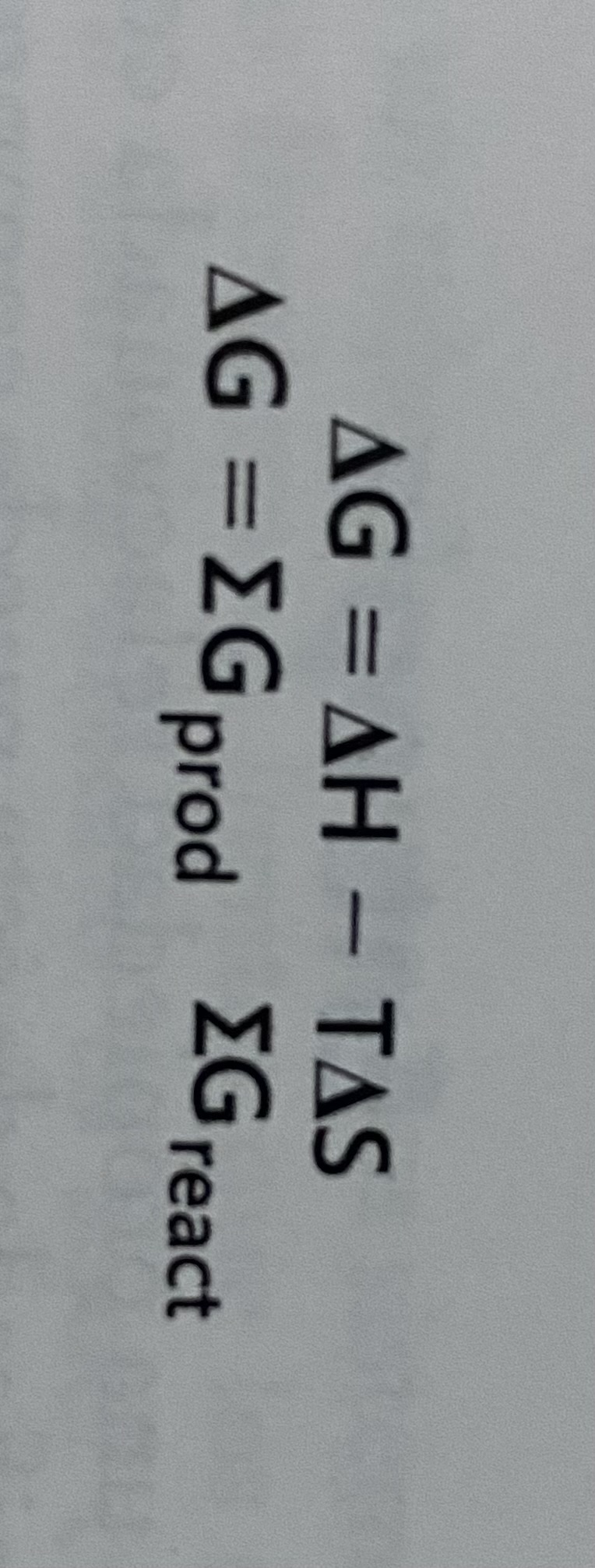 ¿Por qué ecuación está dado el cambio de energía libre de Gibbs de cualquier reacción?