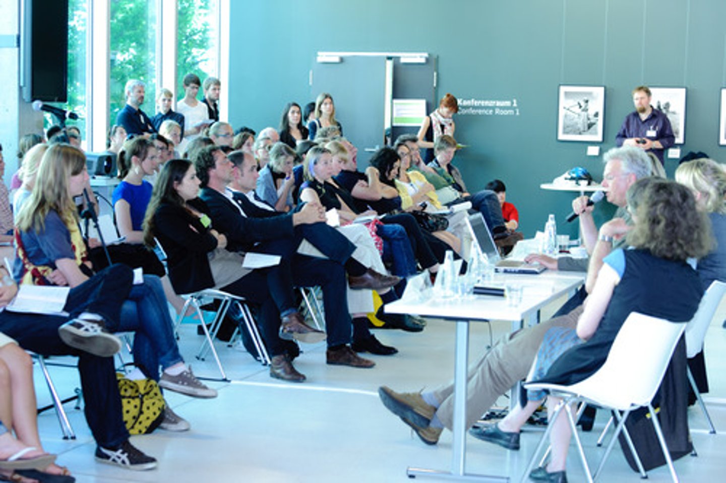 <p>(n): hội thảo</p>