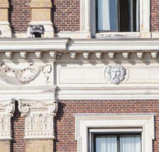 <p>Bij welke bouwstijl hoort dit voorbeeld? Waaraan is dat te herkennen?</p>