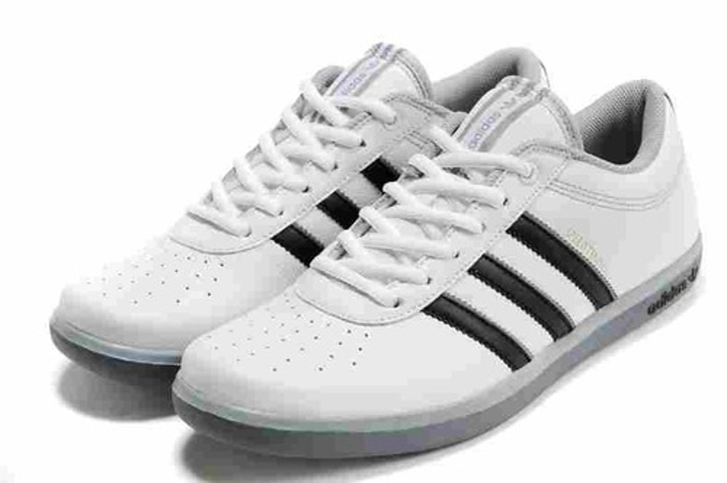 <p>tennis shoes</p>