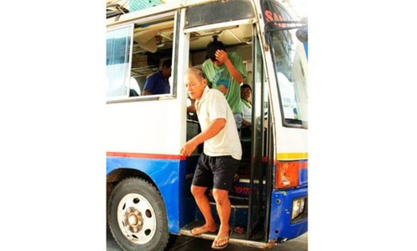 <p>(formal) get off the bus</p>