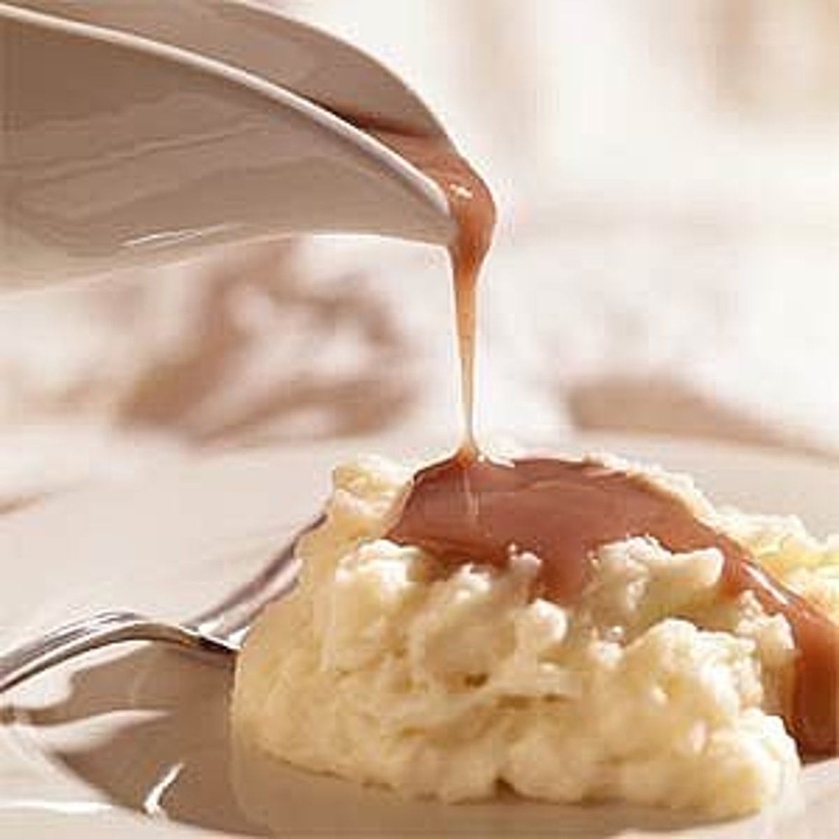 <p>соус, підливка(a sauce made with meat juices and flour, served with meat and vegetables)</p>