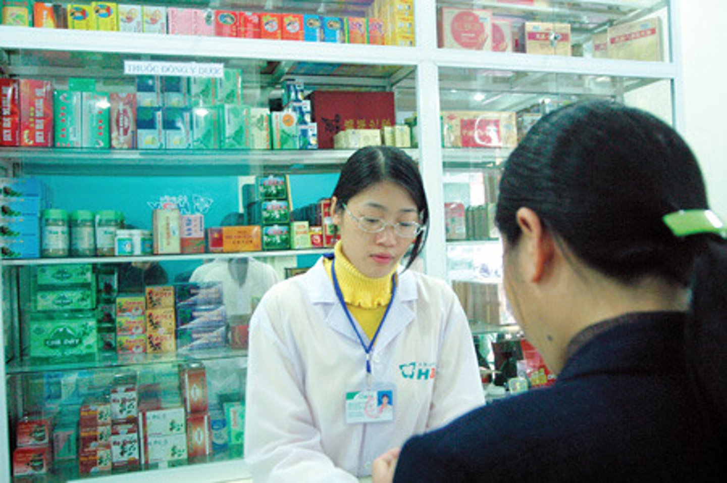 <p>hiệu thuốc, nhà thuốc</p><p>= dược cục</p>