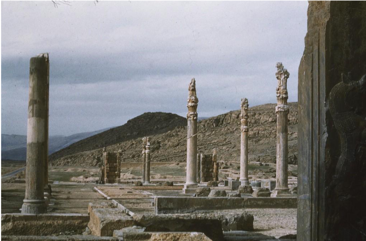<p>Hypostyle hall,&nbsp;monumental stairways,&nbsp;24 meter columns</p>