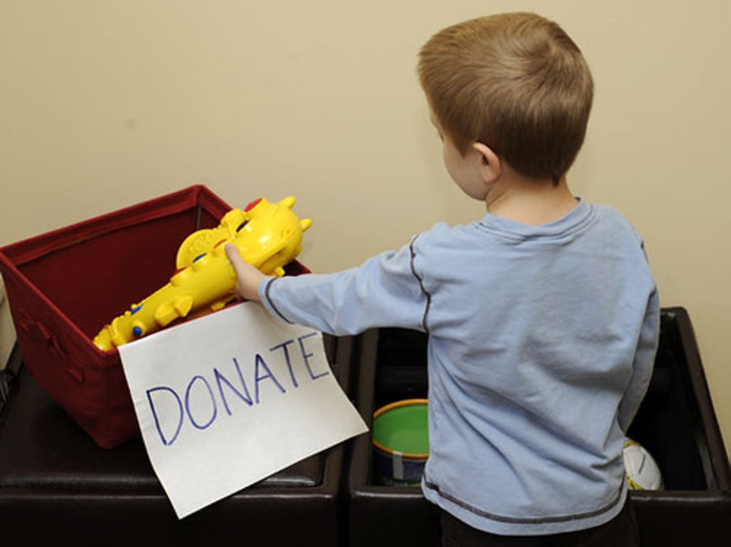 <p>to give something to someone without asking for payment</p>