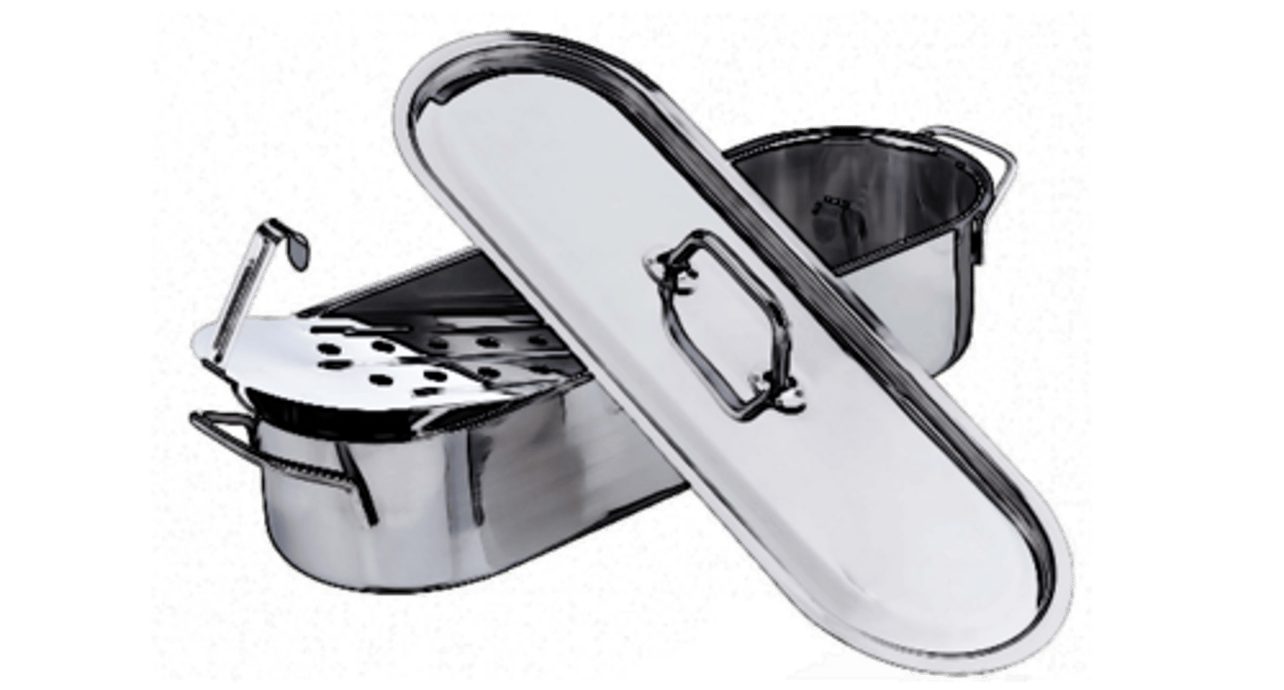 <p>A long, narrow, metal pan with a perforated rack that cooks use to raise or lower the fish so it doesn't break apart.</p>