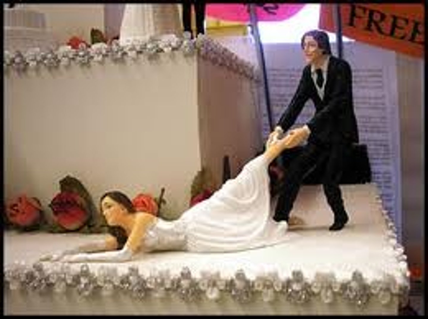 <p>adv.不情願地、勉強地</p>