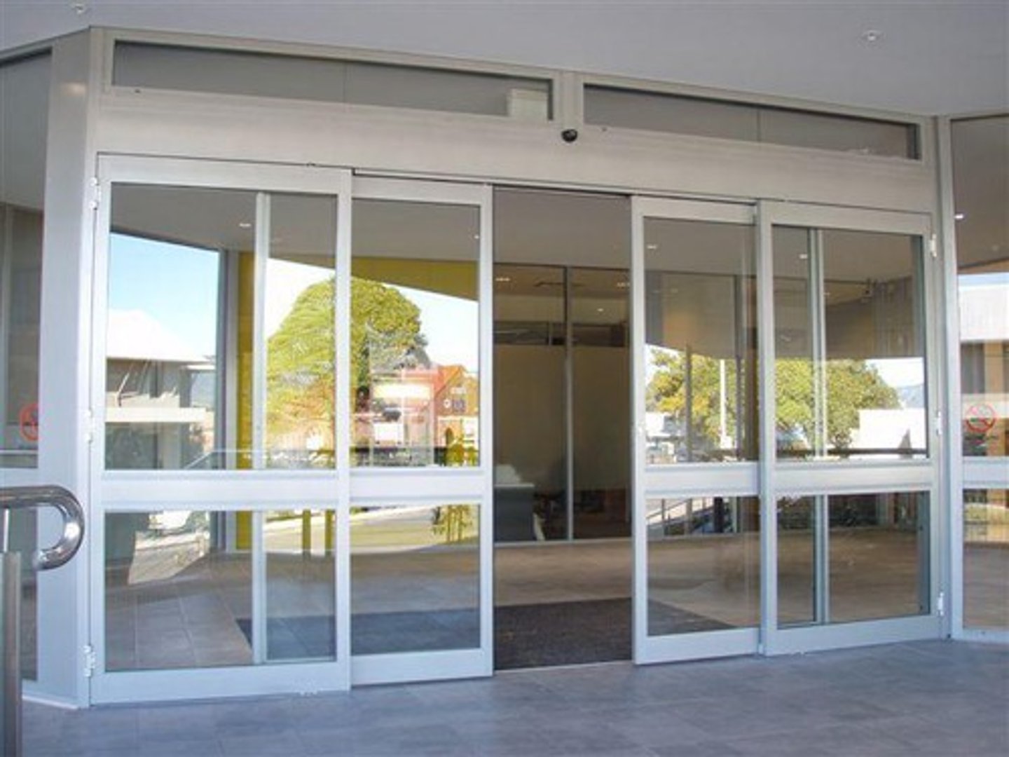<p>/ˌɑː.t̬əˈmæt̬.ɪk/ tự động</p><p>___________ doors</p>