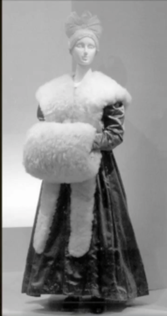 <p>short, separate cape; often made of fur with two long tails hanging in the front</p>