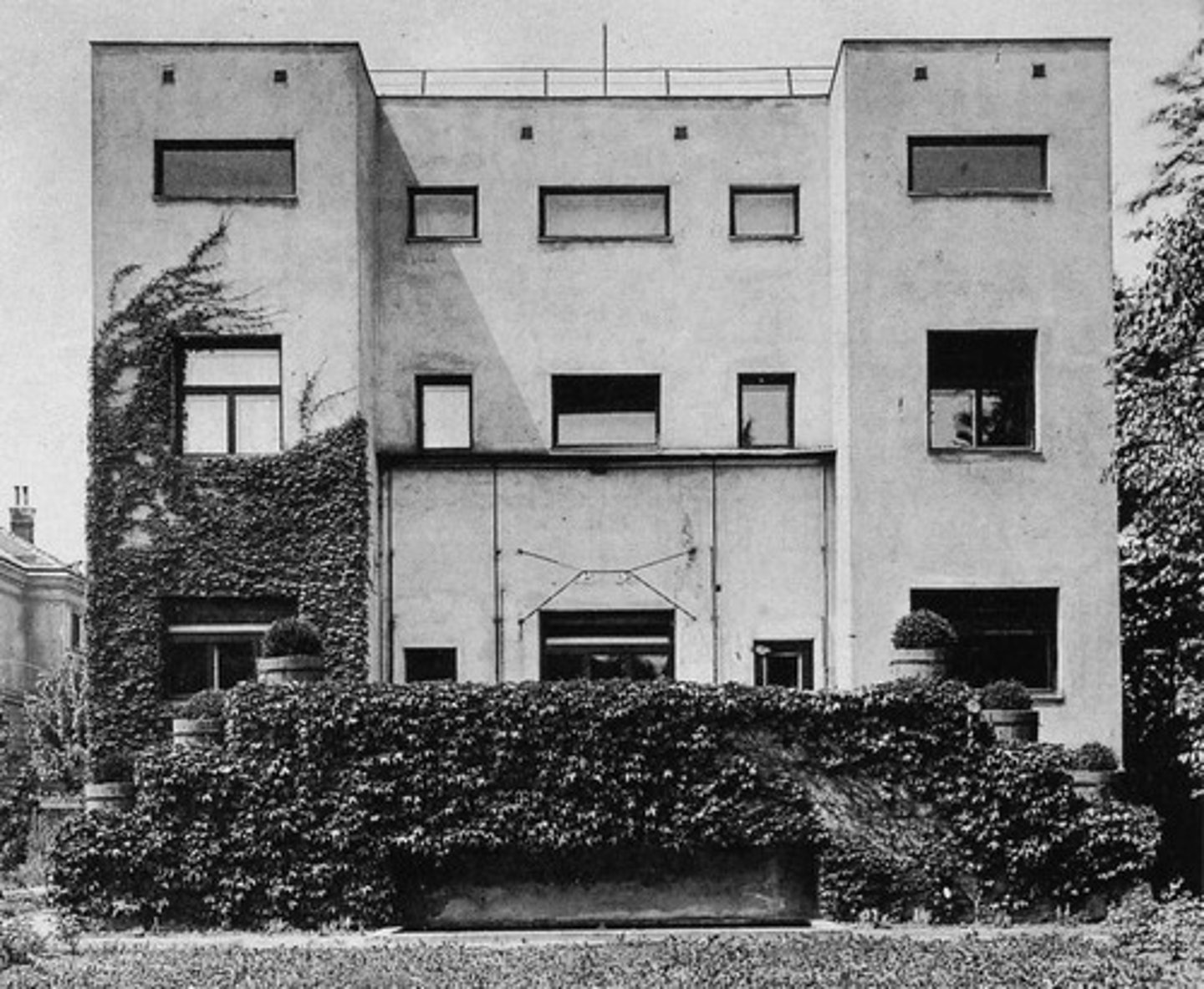 <p>modern architecture<br>- functionalism<br>- minimalism<br>- spatial planning<br>- materiality <br>- interior design<br>- architectural clarity<br>- emphasis on individuality</p>
