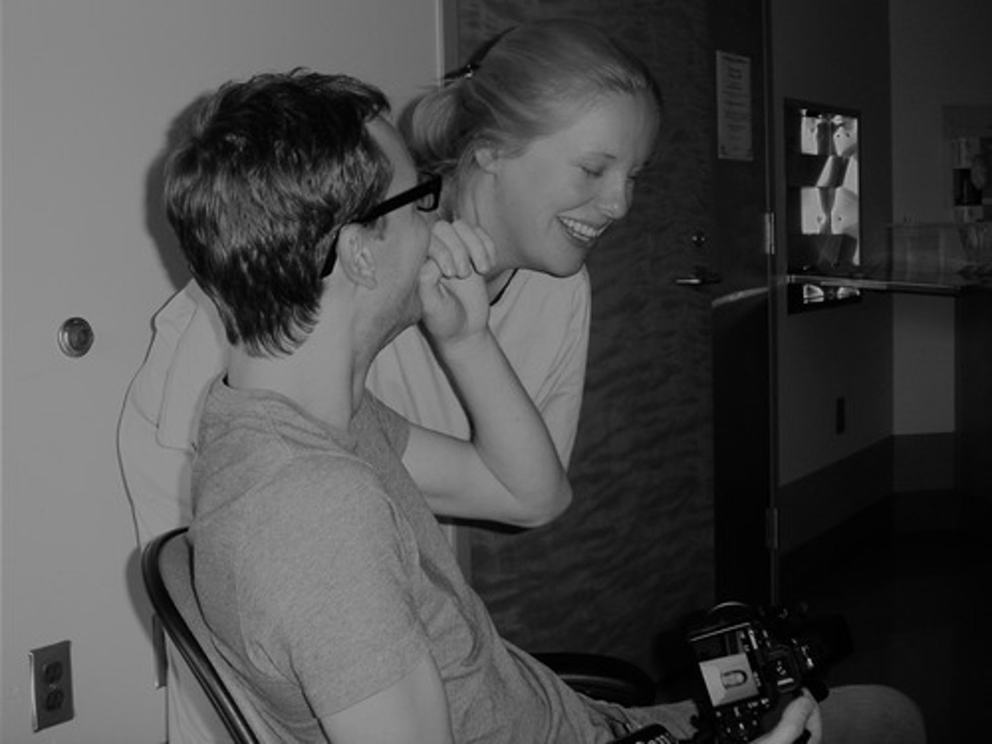 <p>trò hề về, pha trò về</p>