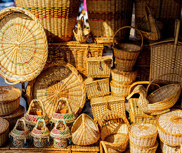 <p>handicraft (n)</p>
