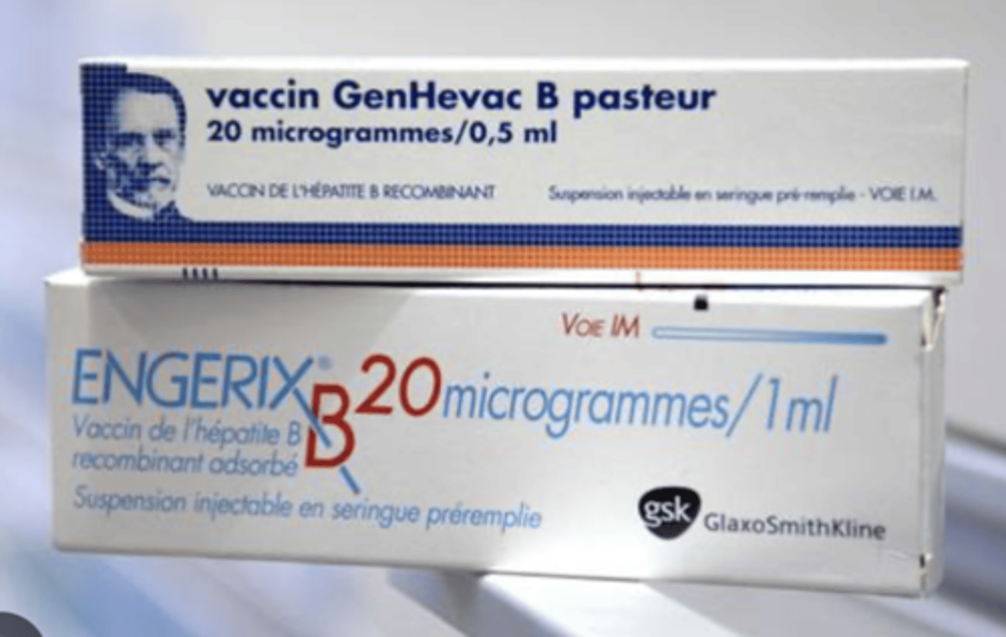 <p>Type de vaccin : Vaccin recombinant</p><p>Antigène de surface du virus de l’hépatite B (AgHBs) produit par génie génétique dans des levures, puis purifié</p><p>Adjuvants : Hydroxyde d'aluminium </p><p>Nom d'une spécialité : </p><p>Adulte : Engerix B x3 injections à 0-1-6 mois</p><p>Nourrisson : Infanrix Hexa vaccin hexavalent : 2-4-11 mois</p><p>Obligatoire? :</p><p>Oui : la vaccination contre l’hépatite B est devenue obligatoire pour tous les nourrissons nés à partir du 1er janvier 2018 en France. </p><p>Elle reste recommandée (et obligatoire pour certaines professions exposées) pour les autres tranches d’âge</p><p>Schéma vaccinal : </p><p>- Pour les nourrissons : schéma 3 doses : par exemple à 2 mois, 4 mois, 11 mois </p><p>- Pour les enfants/adultes non vaccinés : 3 doses (M0, M1, M6) en règle générale.</p>