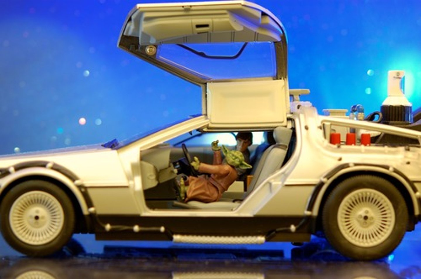 <p>Editing technique that suggests the interruption of the present by a shot or series of shots representing the future.</p>