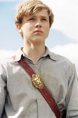 <p></p><p>Peter Pevensie es el hermano mayor de los Pevensie y uno de los protagonistas de Las crónicas de Narnia. Es un líder valiente y noble que lucha contra la Bruja Blanca, demostrando coraje y responsabilidad al guiar a sus hermanos en la batalla por la libertad de Narnia. </p>