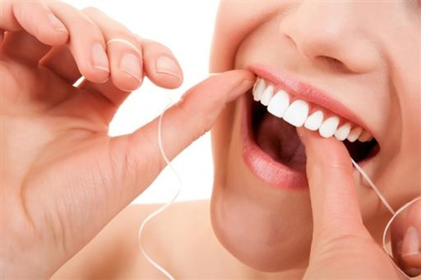 <p>làm sạch răng bằng chỉ nha khoa</p>
