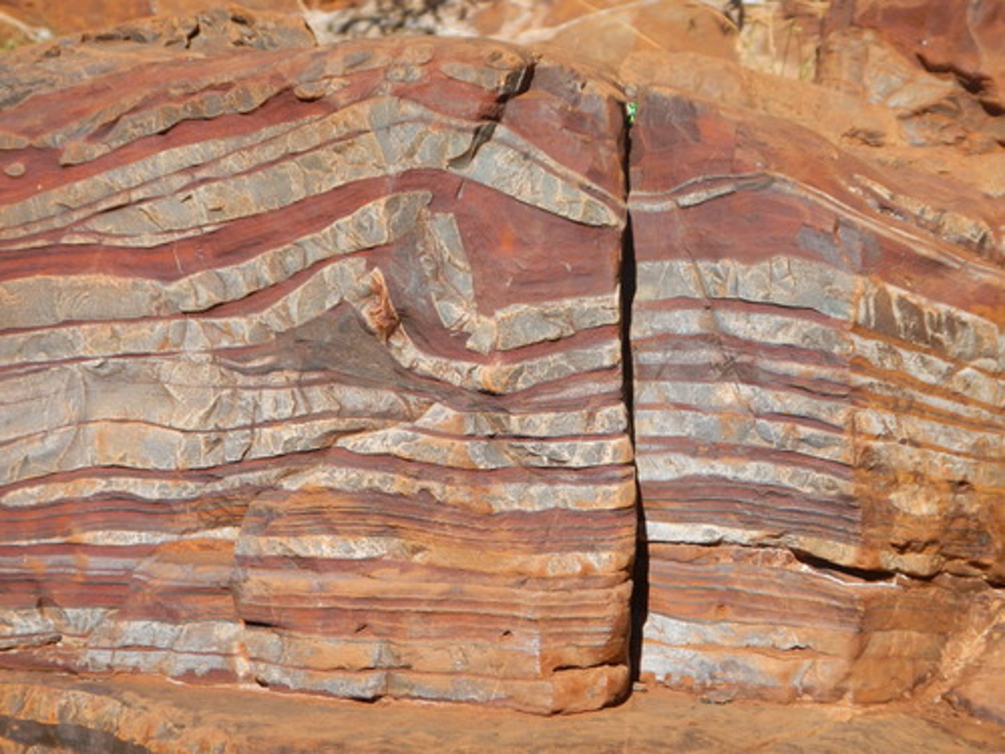 <p>· Ancient sedimentary rocks with intermittent layers of rust, which holds a lot of oxygen</p><p>- O₂ from photosynthesis + dissolved FeO → precipitate as Fe₂O₃ → rust</p><p>· Oxygenic photosynthesis / Aerobic respiration</p><p>- We mine for that which precipitated out of the oceans via oxygenic photosynthesis</p>
