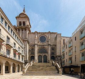 <ul><li><p>spain</p></li><li><p>dans les piliers → colonnes to deco and dematerialise le volume </p></li><li><p>au dessus des colonnes → des hommes colonnes, very defined, very colored. polychromes. </p></li><li><p>pourtique seperated by 3 colonnes, linled by arcs cintre and tympan (arc cintre too) on top</p></li><li><p>on border of tympan → also sculptures of men, also polychrome → these date du 18th but believe to be loyal a celle du moyen-age</p></li></ul><p></p>