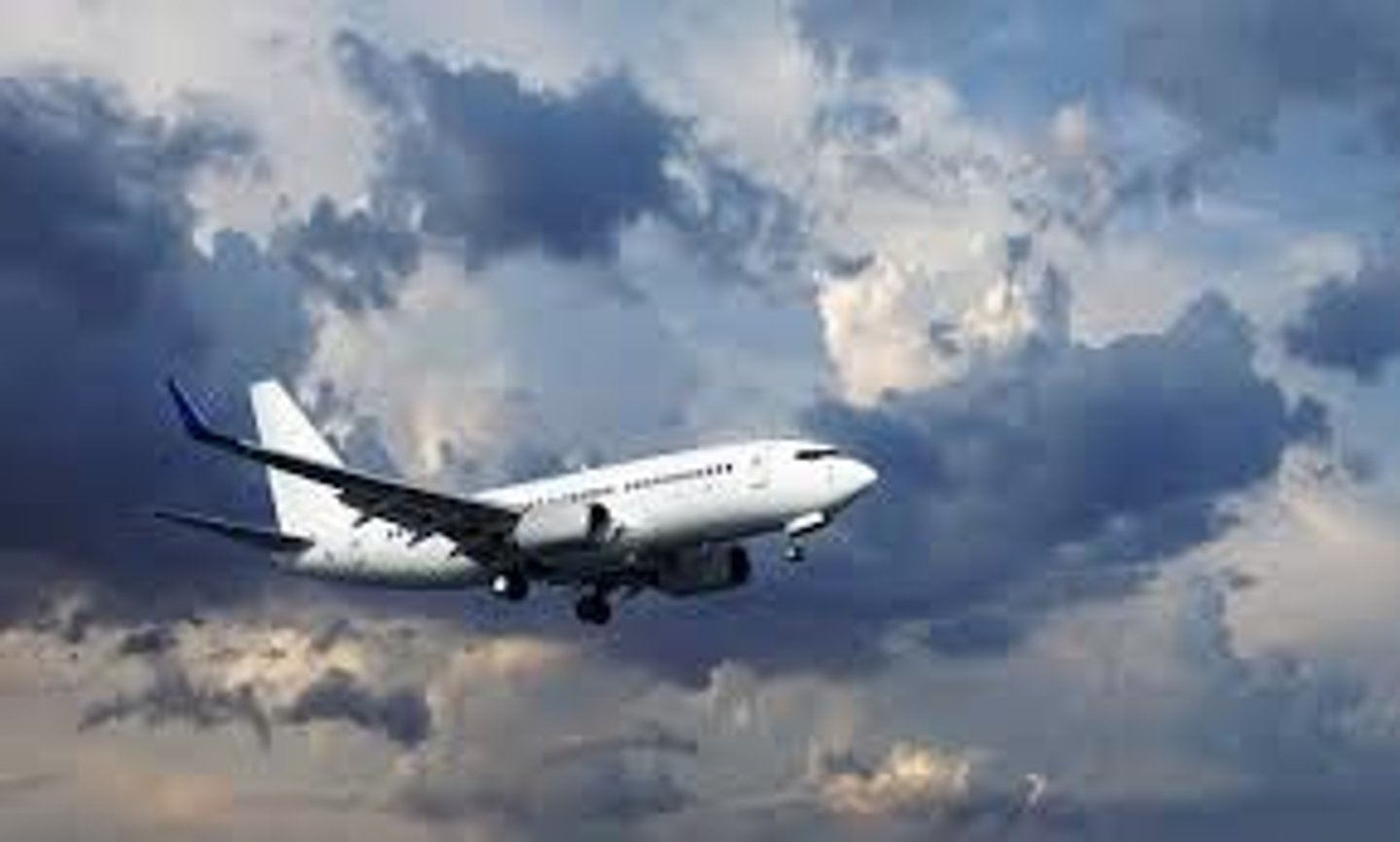 <p>Zona del cielo donde vuelan aviones y otros aparatos.</p>