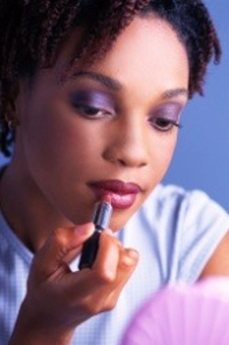 <p>to put on makeup</p>