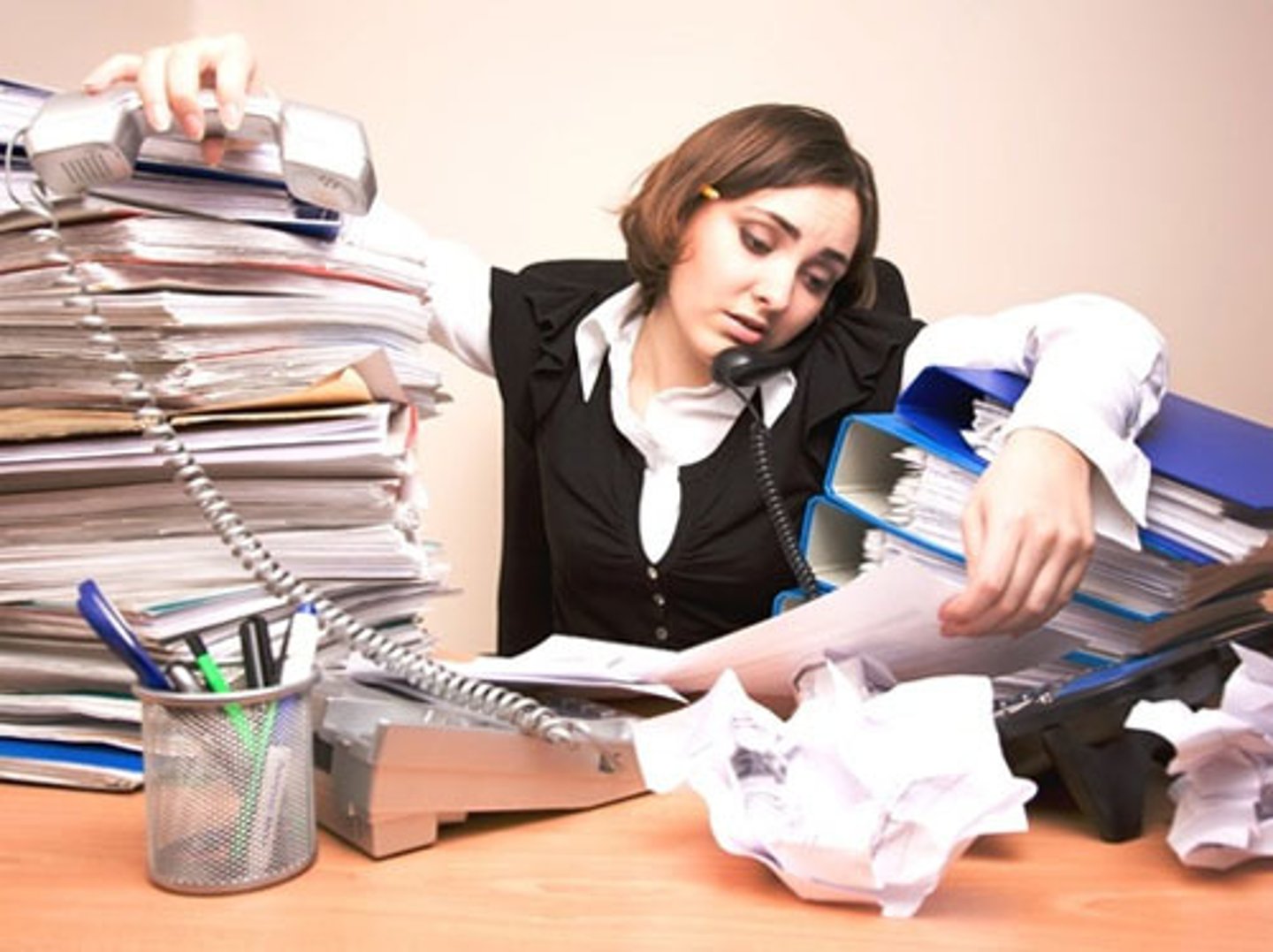 <p>/snəʊd ˈʌn.dər/ = overwhelmed</p><p>(idiom): có quá nhiều việc phải làm</p><p>Ex: I am snowed under with assignments this week.</p>