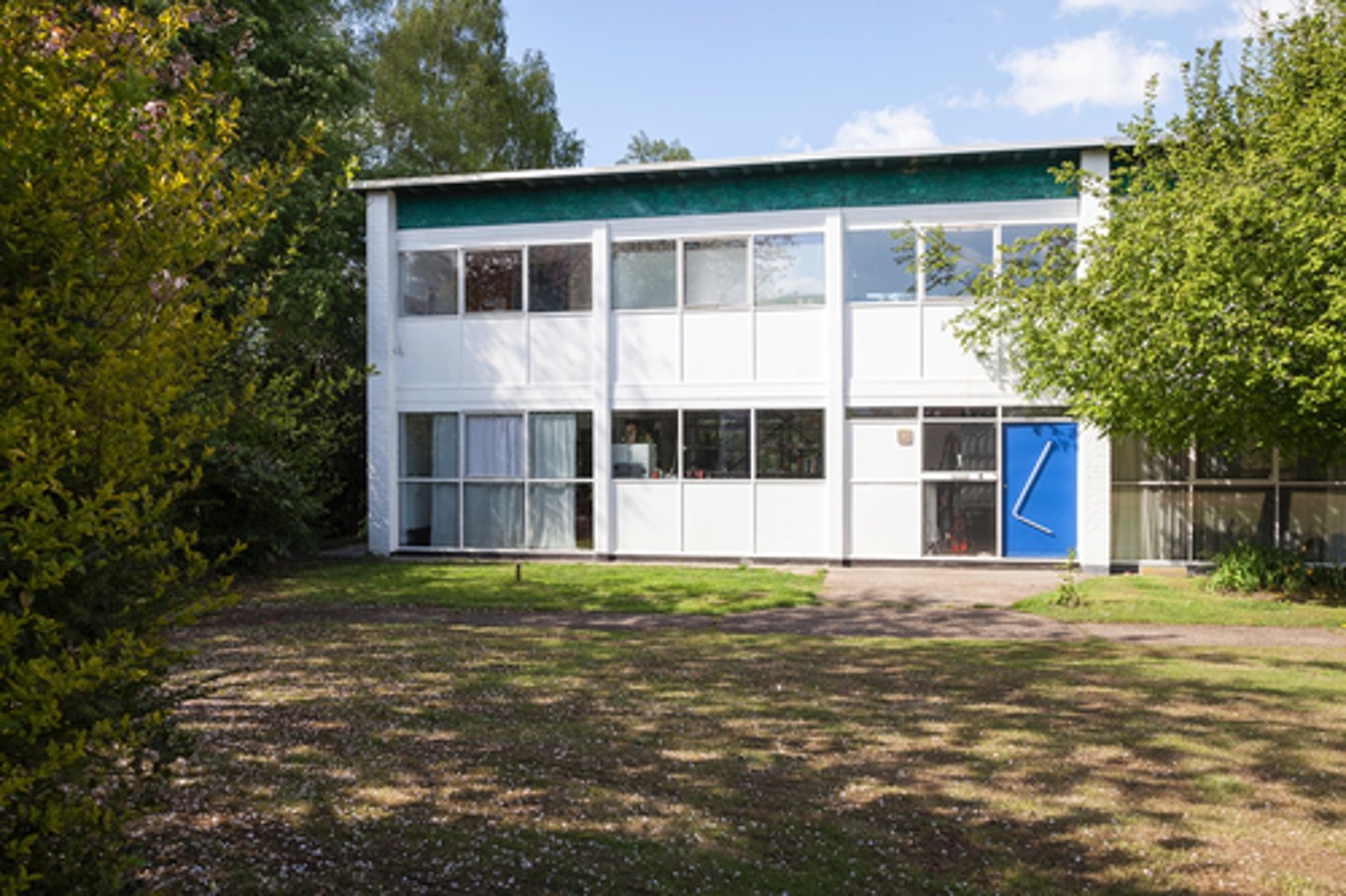 <p>1923-2002 : Architect met grote belangstelling voor massaproductie, prefabricage en sociale woningbouw. Hij ontwierp de EGKS-woningen en een Sociaal Wooncomplex van 15 verdiepingen in Evere.</p>