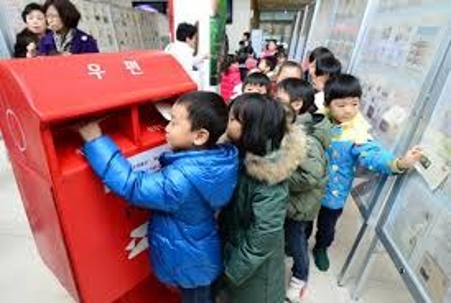 <p>to mail( a letter, parcel)</p>
