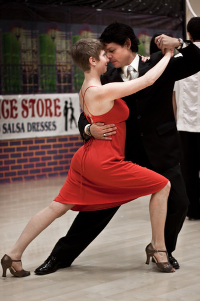 <p>un baile romántico que es muy popular en Argentina. Es común bailar con desconocidos.</p>