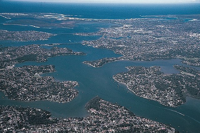 <p>dolgi, široki v kopno zajedajoči se zalivi, ki so nekdanji deli rečnih dolin</p>