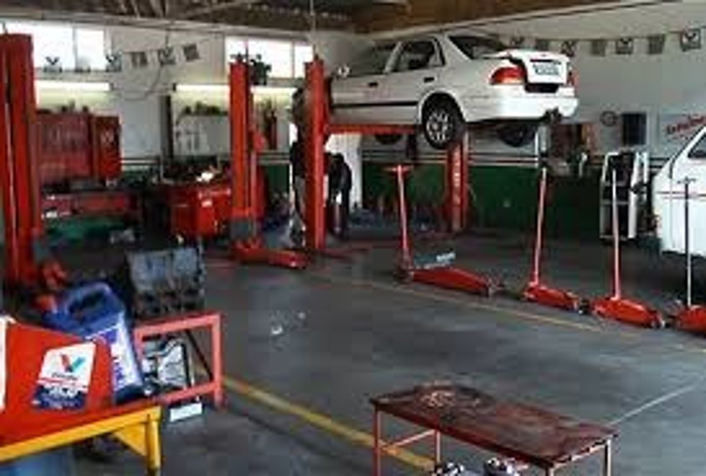 <p>garage; (mechanic's) repair shop</p>