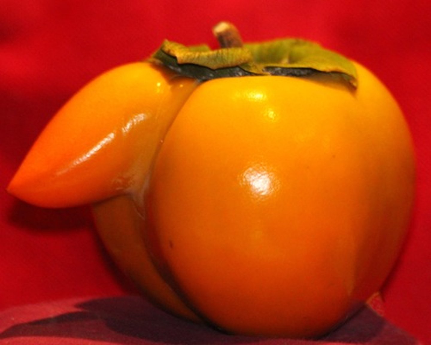 <p>(n.) something that does not fit into the normal order, sự bất thường, vật/hiện tượng khác thường</p>