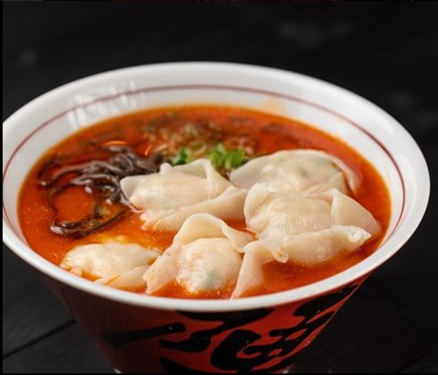 <p>Pork & shrimp broth, Shrimp/chicken wontons, Green onion, Kikurage mushrooms, Thick noodles</p>