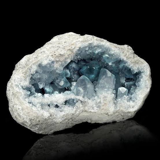 <p>Mineral habit with a hollow, vaguely spherical rock with a lining of mineral matter</p>
