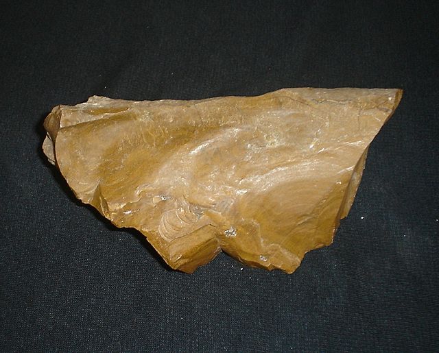 Variedad de cuarzo, compacto, traslúcido en los bordes y que produce chispas al ser golpeado

<=>du silex, flint