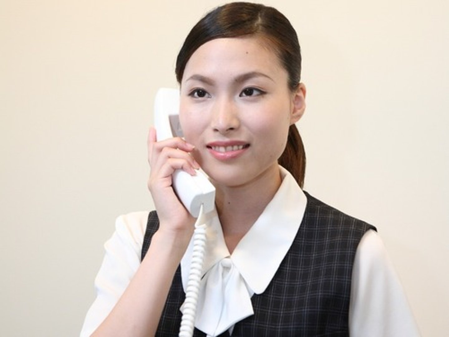 <p>to call (person に)</p>