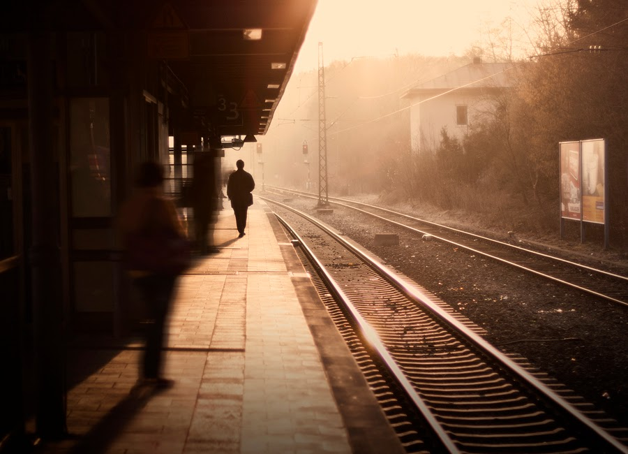 <p><strong>platform</strong></p><p>/ˈplætfɔːrm/</p><p><em>(noun)</em></p>