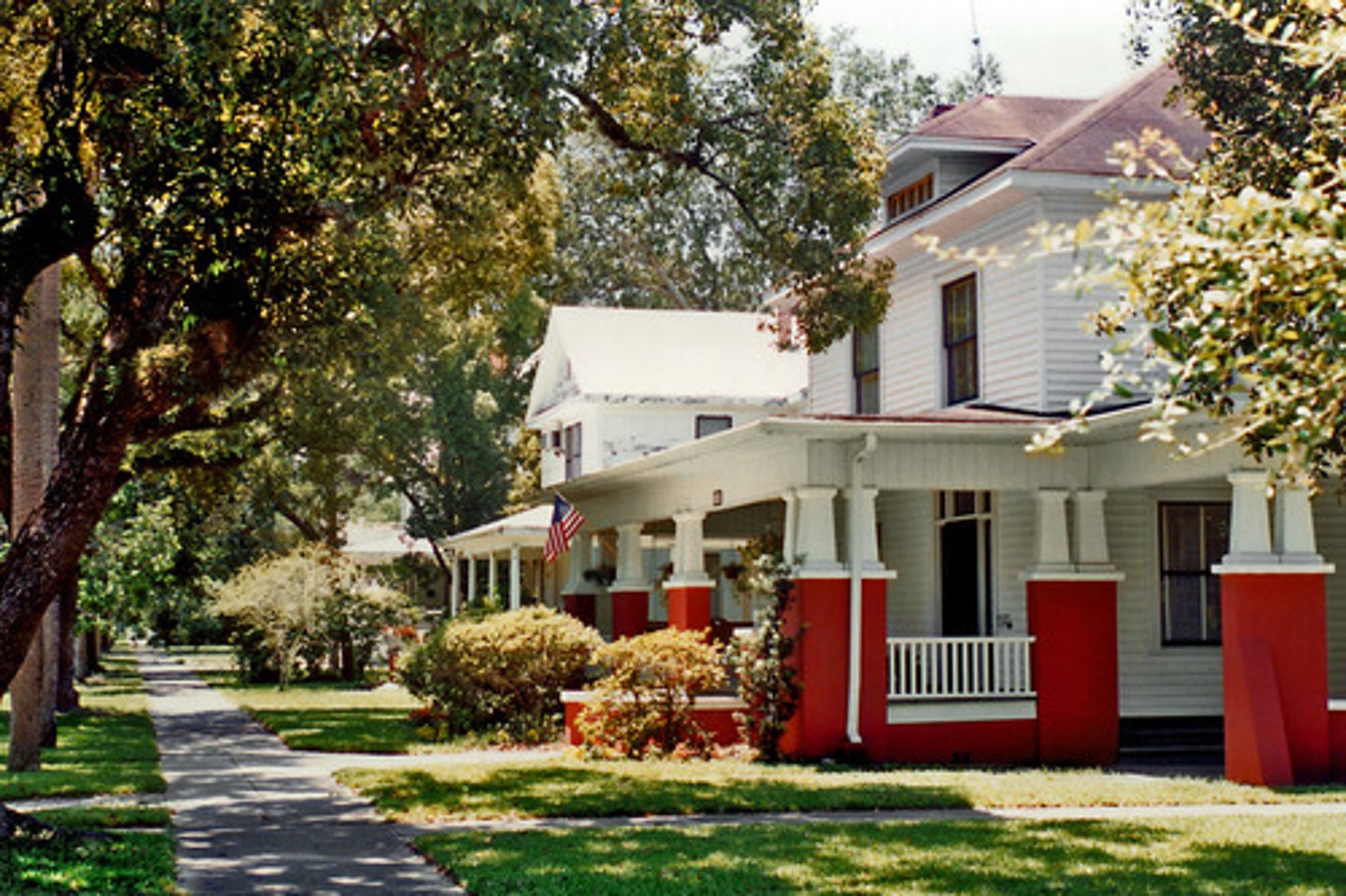 <p>Khu dân cư.</p><p></p><p>Example: My neighbourhood is safe and quiet.</p><p>Nghĩa: Khu tôi sống an toàn và yên tĩnh.</p>