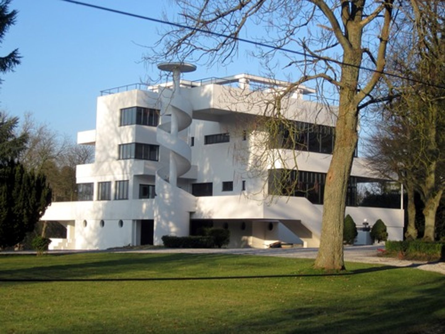 <p>1898-1978 : Belgisch architect die vooral bekendstaat om de Villa Dirickx, een atypisch voorbeeld van art deco dat modernistische elementen combineert met een decoratieve aanpak. Zijn werk wordt omschreven als een eigentijds eclecticisme dat uiterlijk doet denken aan de stijl van Le Corbusier, maar inwendig een frivool en somptueus karakter heeft.</p>