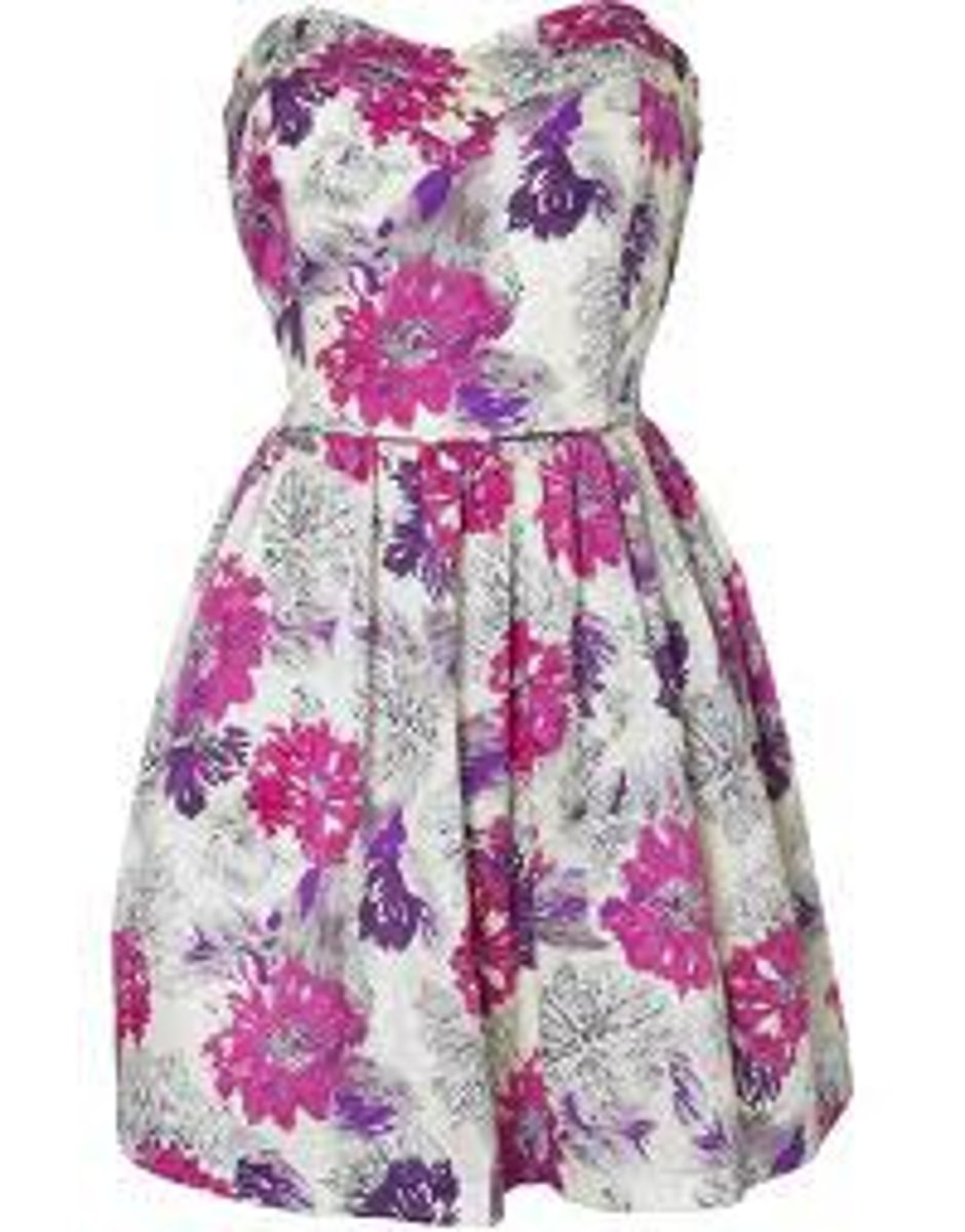 <p>decorated with a pattern of flowers</p><p>*a flowery dress</p>