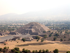 <p>first major metropolis in Mesoamerica, collapsed around 800 CE. It is most remembered for the gigantic pyramid of the sun and the Moon are among the largest masonry structures ever built; 125000 people at its height</p>