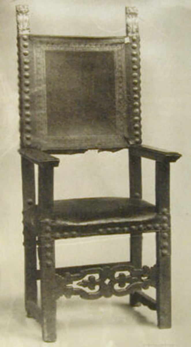 <p>a box-shaped arm chair with runners</p>