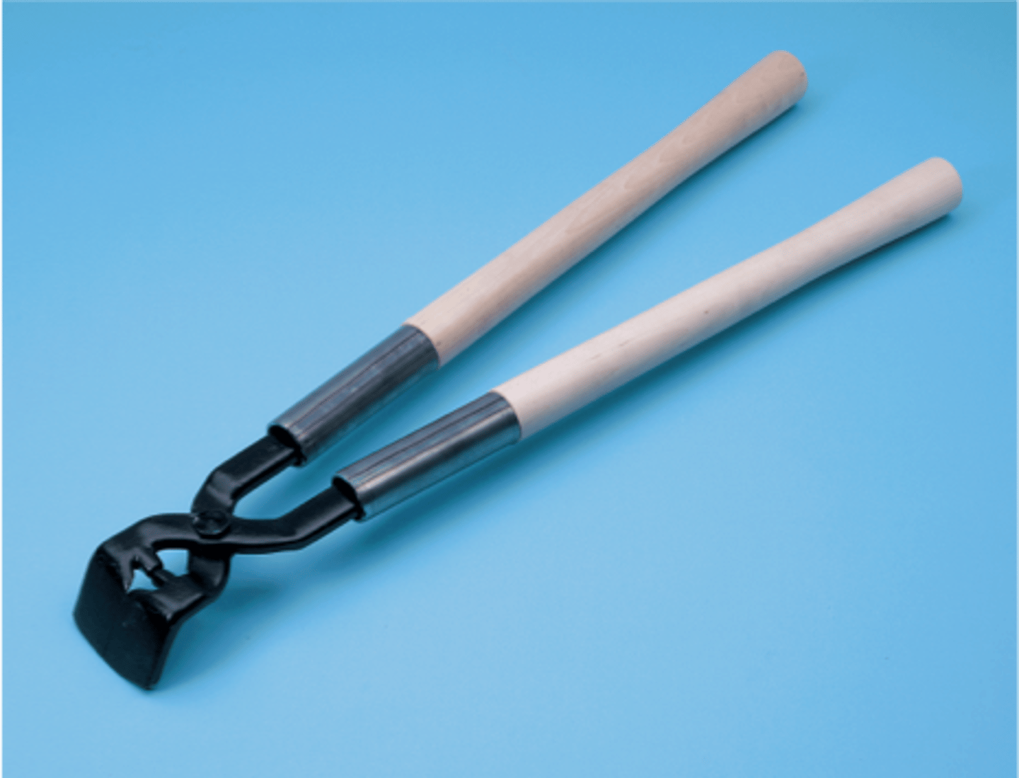 <p>To rough-cut long hooves of cattle and horses while the foot is on the ground.</p>