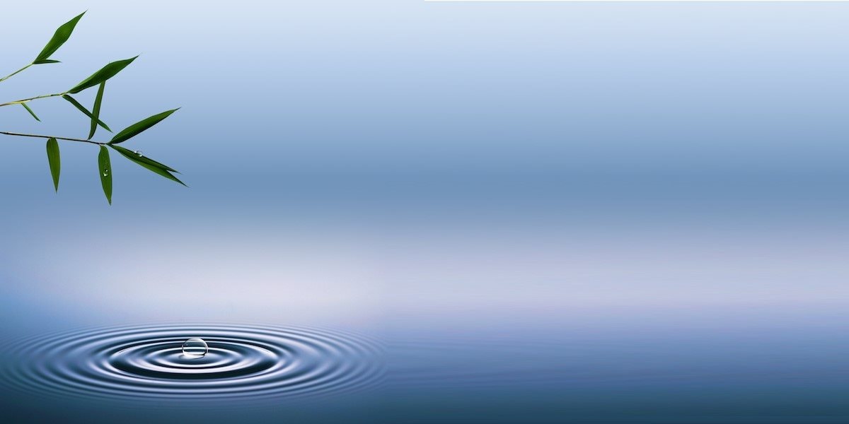 <p>The lake is so still</p>