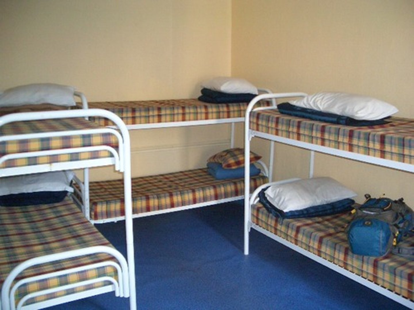 <p>Many strangers would share dirty, cramped rooms meaning that diseases could spread quickly and as people moved around the country they would spread the disease further.</p>