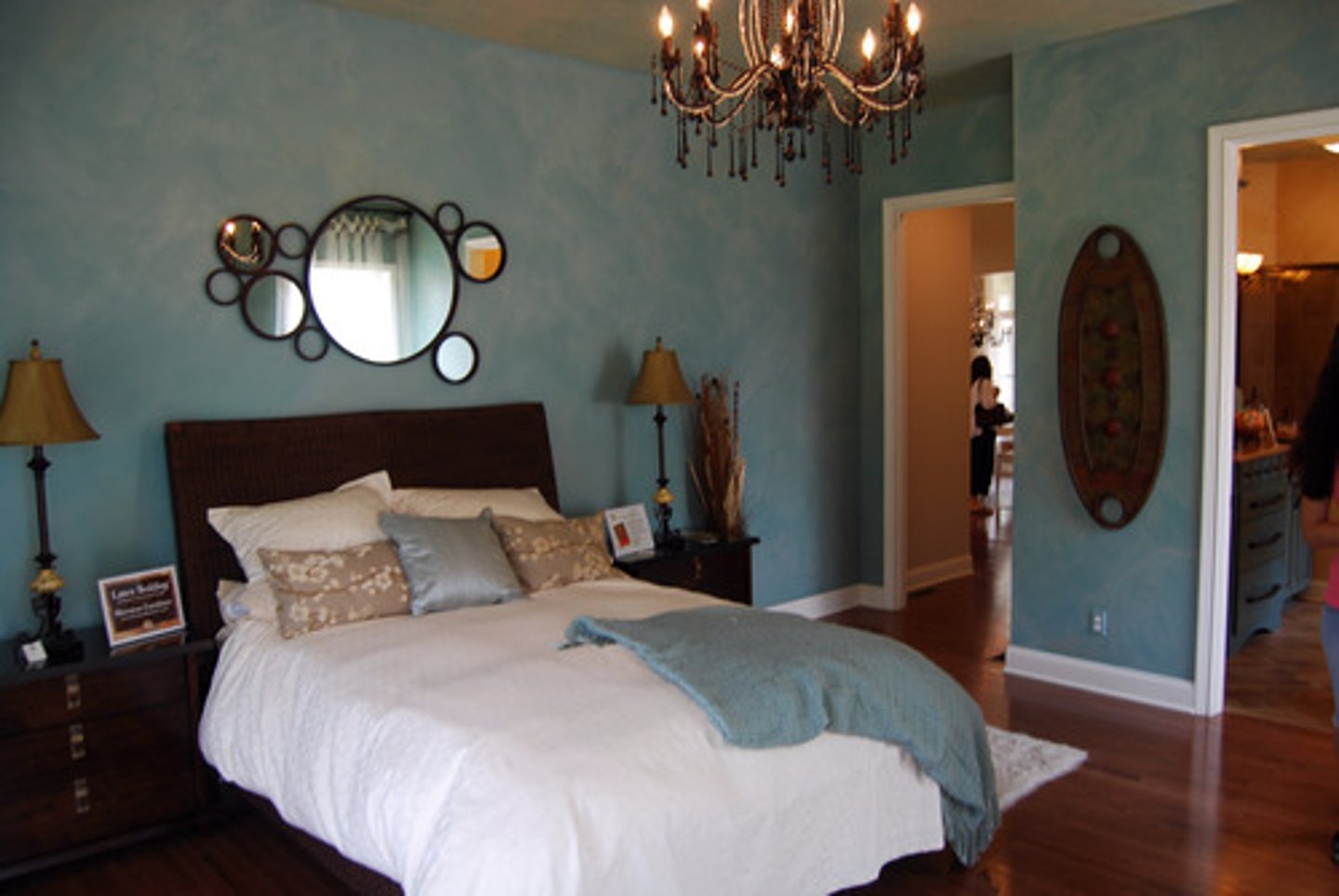 <p>phòng trong<br>안방에는 아기가 잠들어 있었다.<br>Đứa bé đang nằm ngủ ở trong phòng</p>